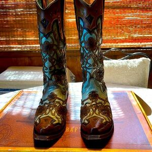 Women’s Corral Cowboy Boots, Size 6.